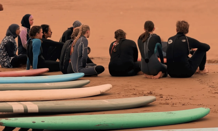 Beginner-surf-lesson-in-Taghazout-Morocco-—-group-lesson-at-Panorama-beach-on-the-Atlantic-coast-2026.webp
